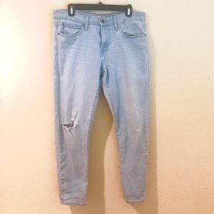 Light wash Levi’s boyfriend jeans